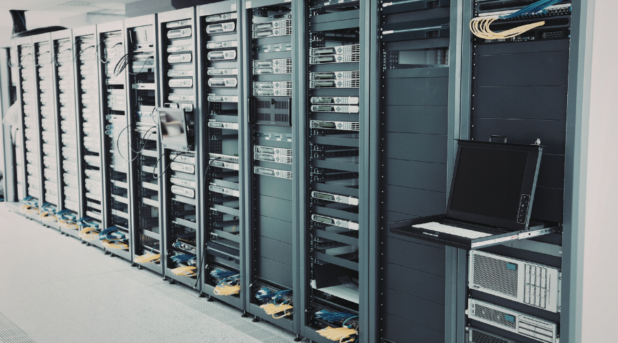 Salle de serveurs avec plusieurs baies informatiques en fonctionnement